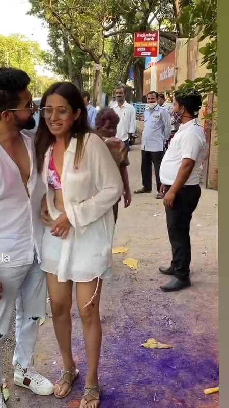 Hindi unknown actress navel zoom in white and red bikini.mp4_snapshot_00.01.065