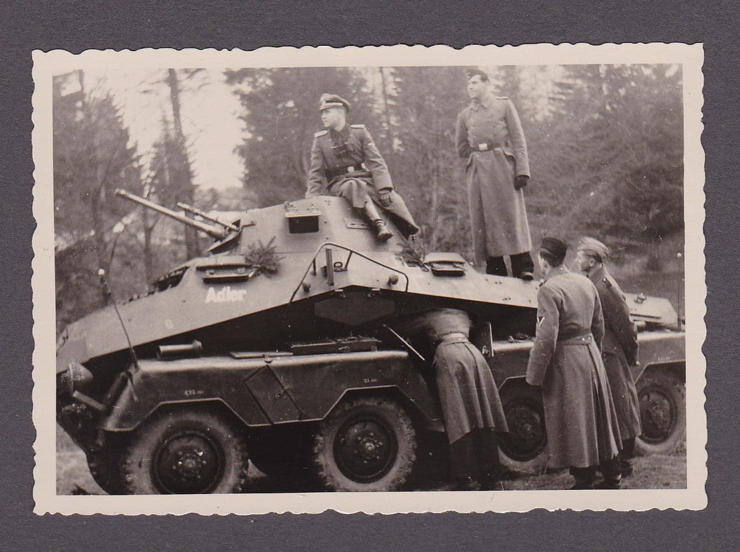 Foto 2.WK.Kameraden mit Panzerspähwagen Sd.Kfz. 