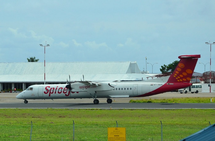 Armada Spice Jet dengan tipe Dash 8. Pengawas penerbangan India, Direktorat Jenderal Penerbangan Sipil ( DGCA ), telah membatasi operasi SpiceJet tahun ini karena banyaknya insiden dan laporan ketidakpuasan pelanggan. 