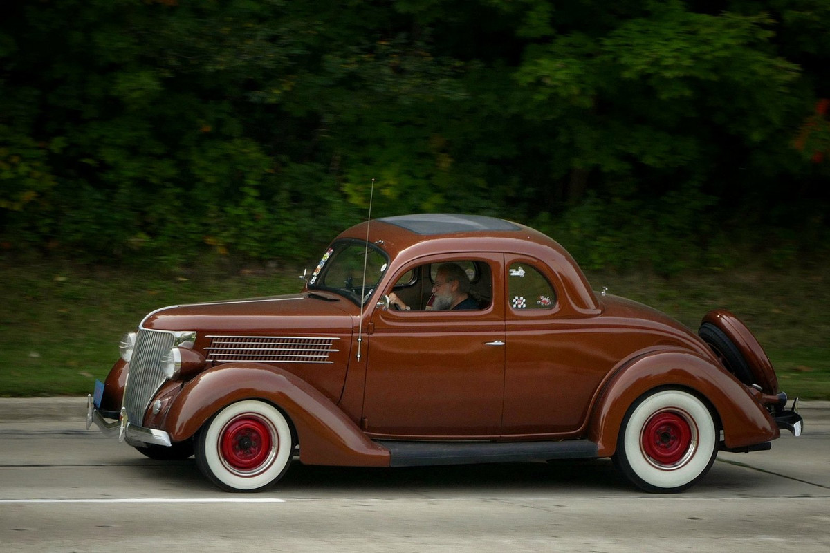 brown-vintage-car.jpg