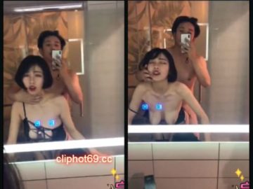 địt trước gương em xinh nhưng vú xệ