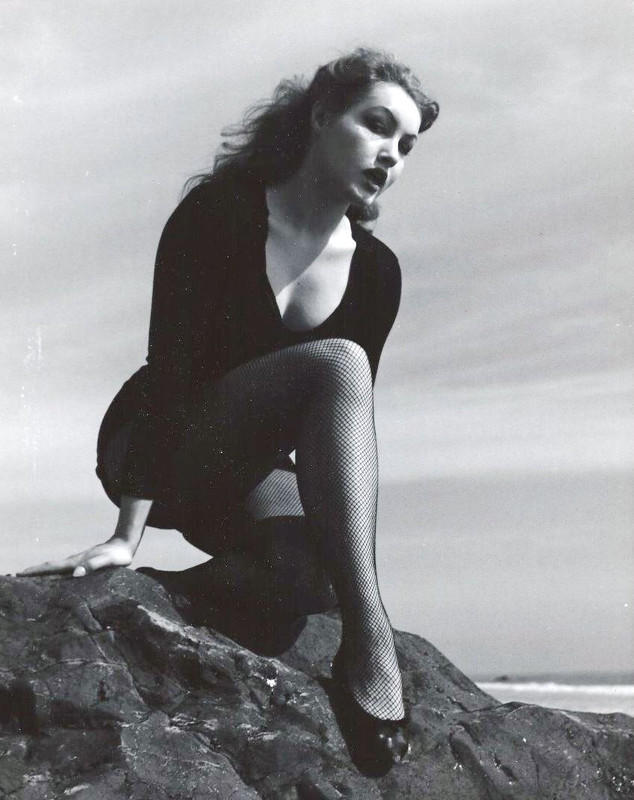 Julie_Newmar_mb56