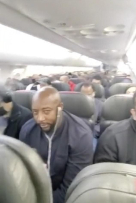 Penumpang American Airlines yang tidak menggunakan masker.