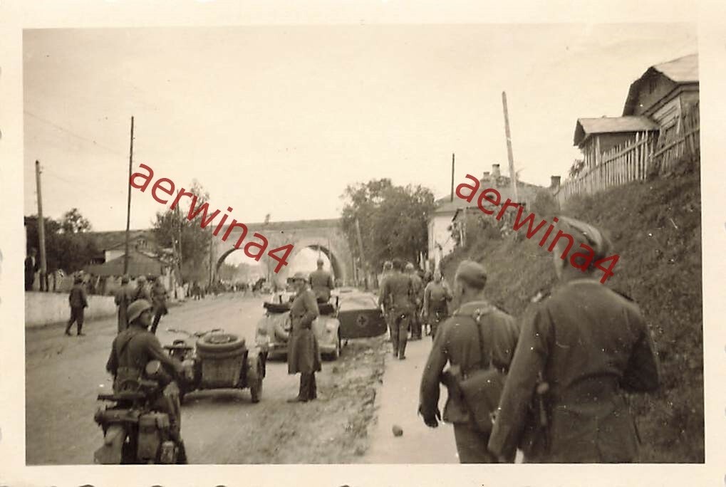 Deutsche Kradschützen mit Motorrad an der Eisenbahnbrücke Kiew Ukraine Ostfront 1941