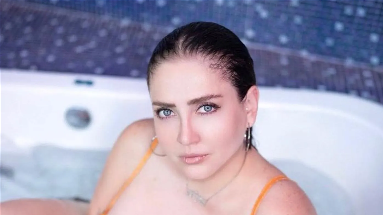 Celia Lora se pone juguetona posando desde un jacuzzi toda mojadita