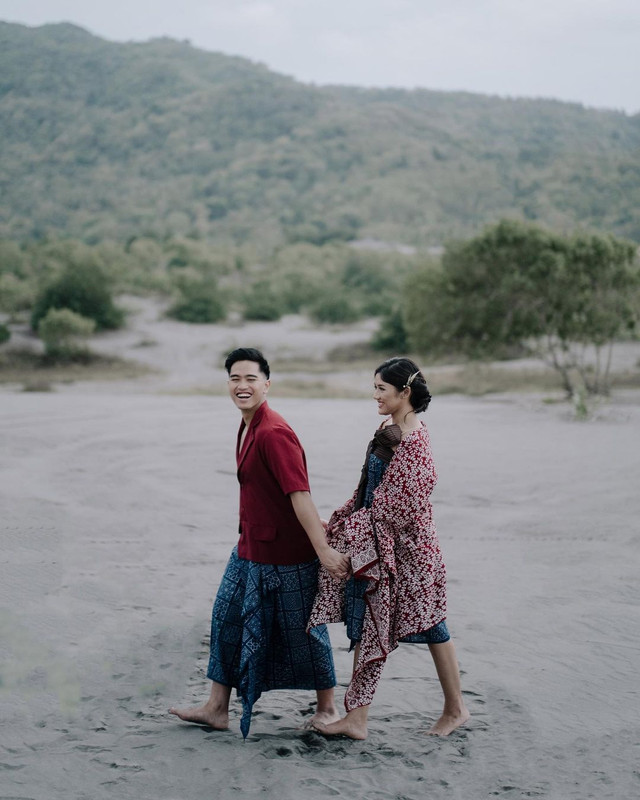 Momen foto prewedding Kaesang Pangarep dan Erina Gudono di Gumuk Pasir Parangkusumo, Jogja.