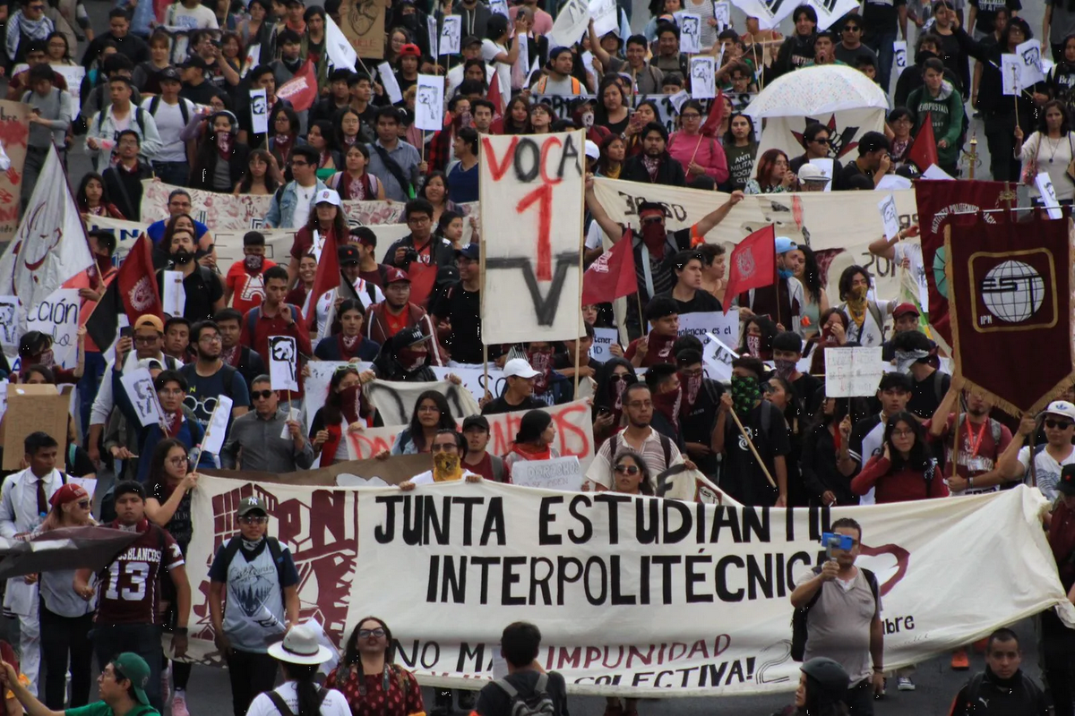 Ni perdón ni olvido: a 55 años de Tlatelolco, marchan por la desmilitarización del país