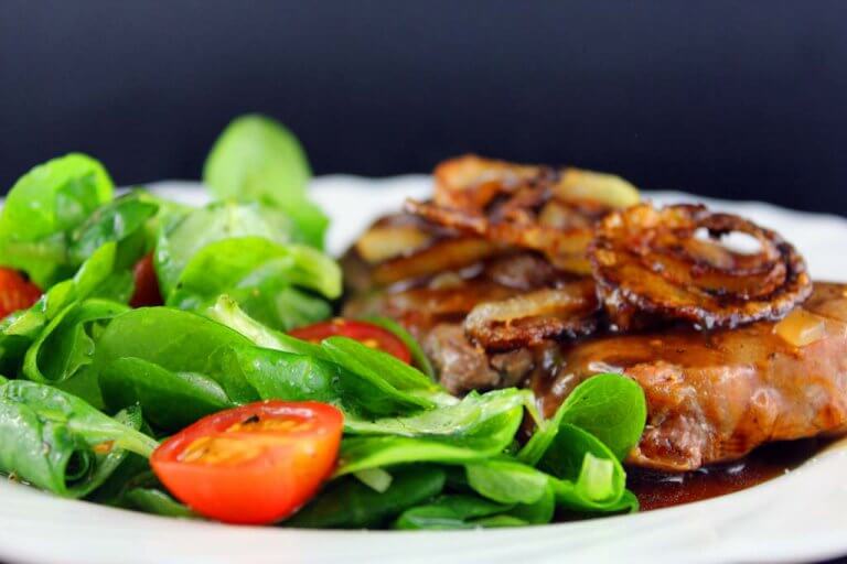 Rib-Eye-Steak mit Zwiebel-Bier Sauce und Feldsalat | Einfach Nur Lecker