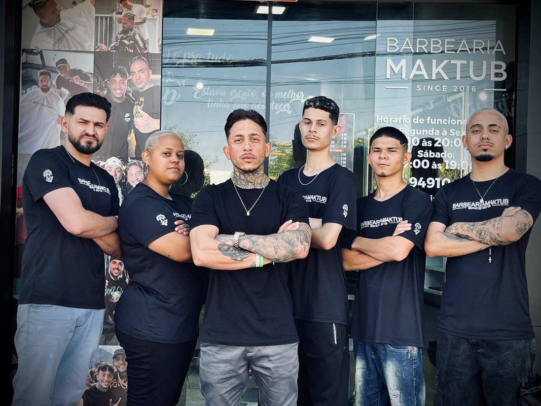 Equipe da Barbearia Maktub na fachada
