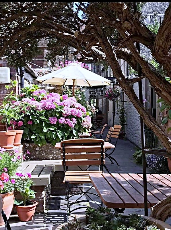 pub-courtyard-HD.jpg
