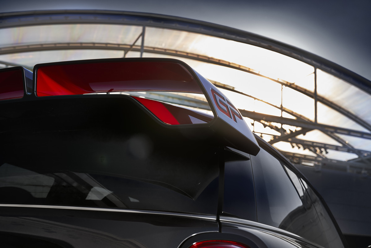 P90336210_highRes_mini-john-cooper-wor
