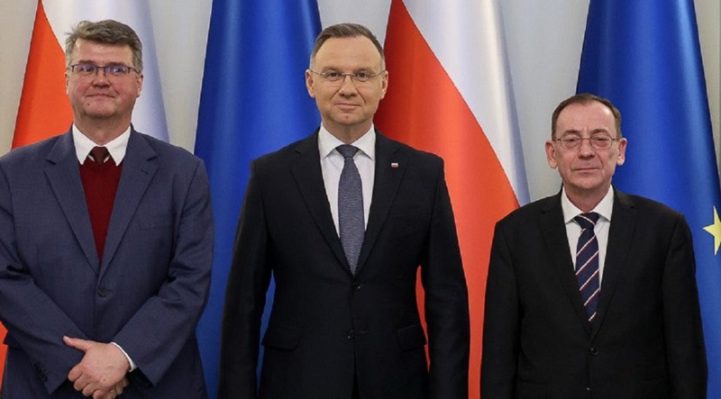 Buvęs Lenkijos VRM ministras ir buvęs viceministras sulaikyti Prezidento rūmuose