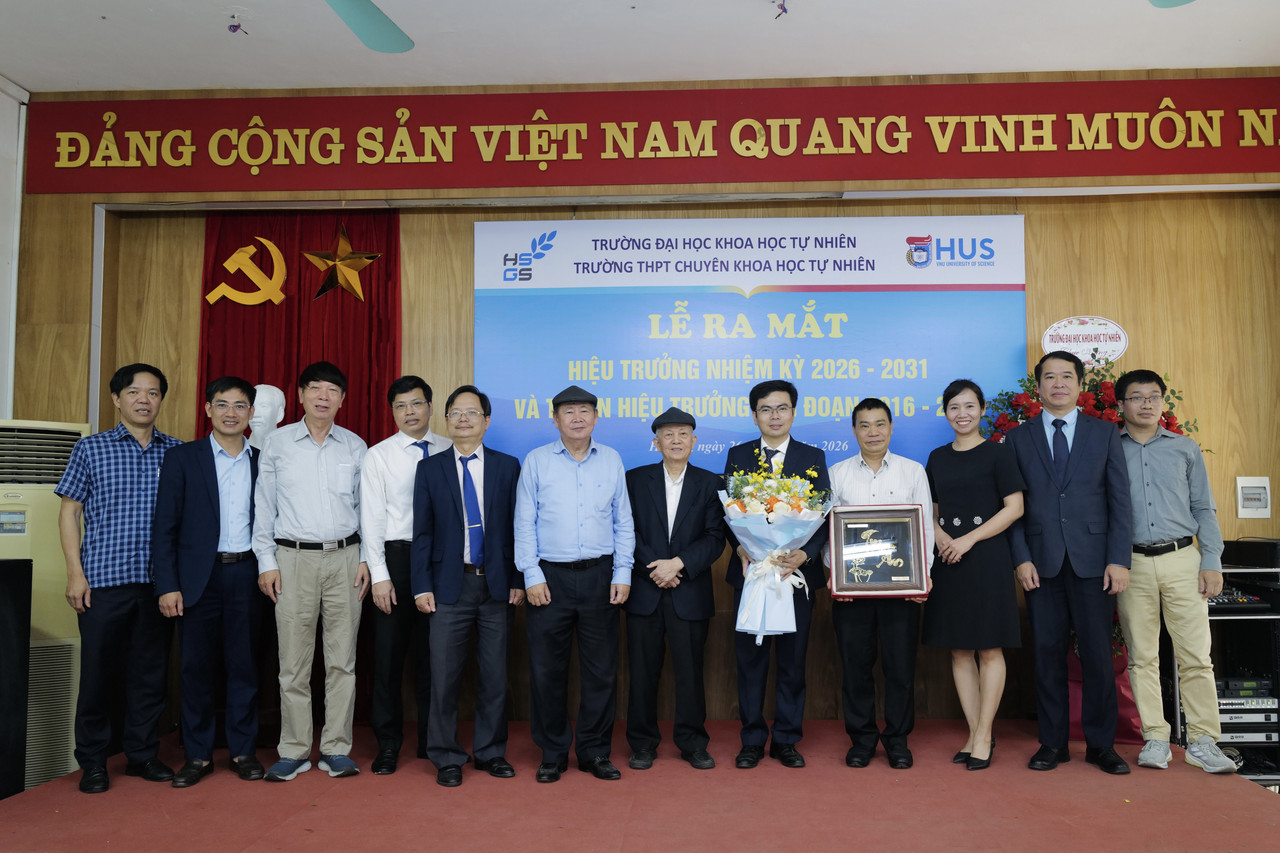 Từ trái qua phải: ThS. Phạm Huy Thông, PGS.TS. Nguyễn Công Toản, TS. TS. Nguyễn Hữu Dư, PGS. TS. Đinh Xuân Thành, GS. TSKH. Vũ Hoàng Linh, PGS. TS. NGND. Nguyễn Vũ Lương, ThS. NGƯT. Phạm Văn Hùng, TS. Phạm Văn Quốc, TS. NGƯT. Lê Công Lợi, ThS. Nguyễn Vũ Minh Hạnh, GS. TS. Lê Thanh Sơn, thầy Vũ Hải Sâm.