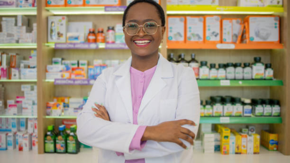 Professionnel de santé utilisant une tablette