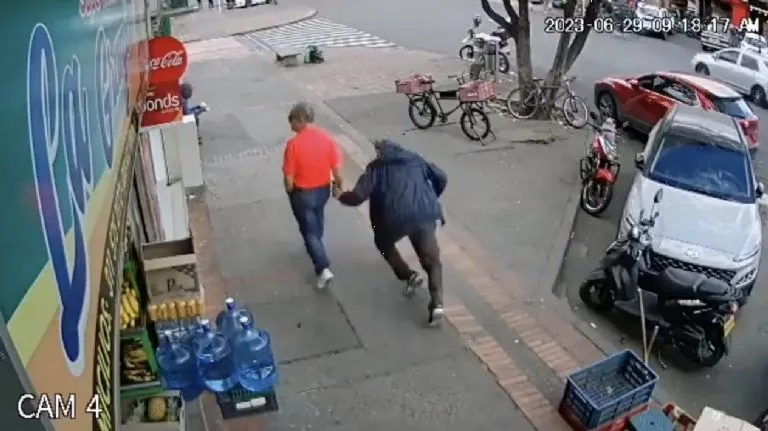 Abuelito se lleva una golpiza; lo confundieron con un ladrón