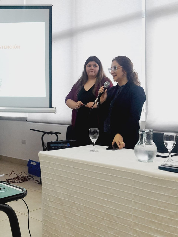 Público atento durante la charla.