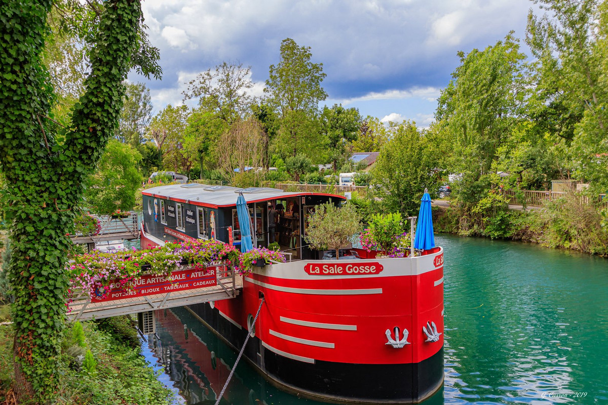 red-narrowboat.jpg