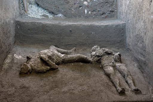 Pompeii Archaeological Park menunjukkan pemeran tubuh dua pria, seorang majikan berusia 40 tahun dan budak mudanya, setelah mereka ditemukan selama penggalian baru-baru ini sebuah Villa di Civita Giuliana di pinggiran Pompeii, seperti yang dikatakan pejabat Park, kondisinya optimal untuk mendapatkan pemeran para korban, mengikuti teknik yang disempurnakan pada tahun 1863 oleh Giuseppe Fiorelli.
