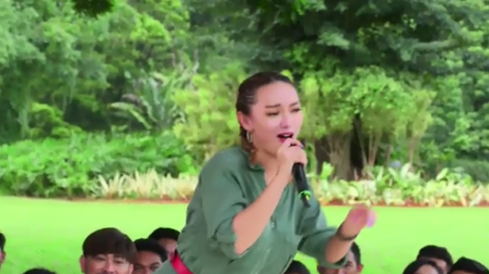 Zaskia Gotik bernyanyi di hadapan Presiden Jokowi, Iriana, dan Jan Ethes, bersama para artis Indosiar.
