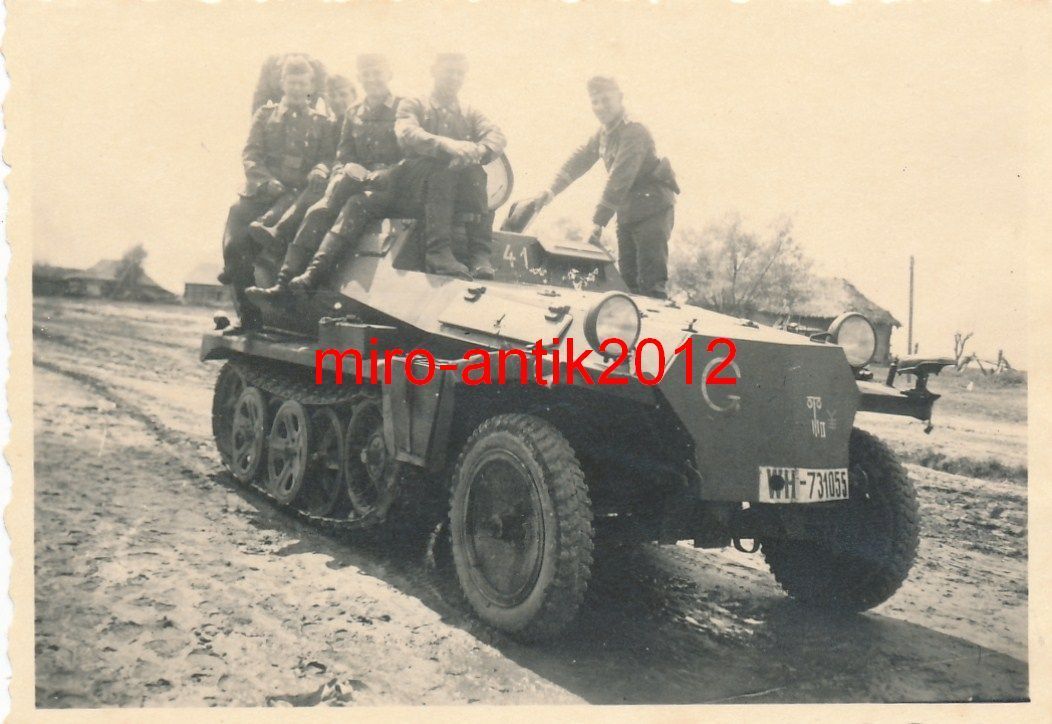 Foto, Wehrmacht, Spähpanzer auf dem Weg zur Fron