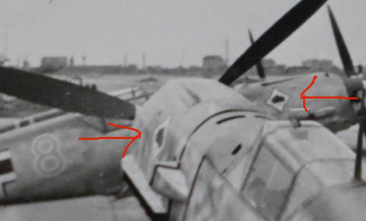 tolles altes Foto Messerschmidt Bf 109 Jagdgeschwader 53 auf Flugplatz Tarnanstr (1)