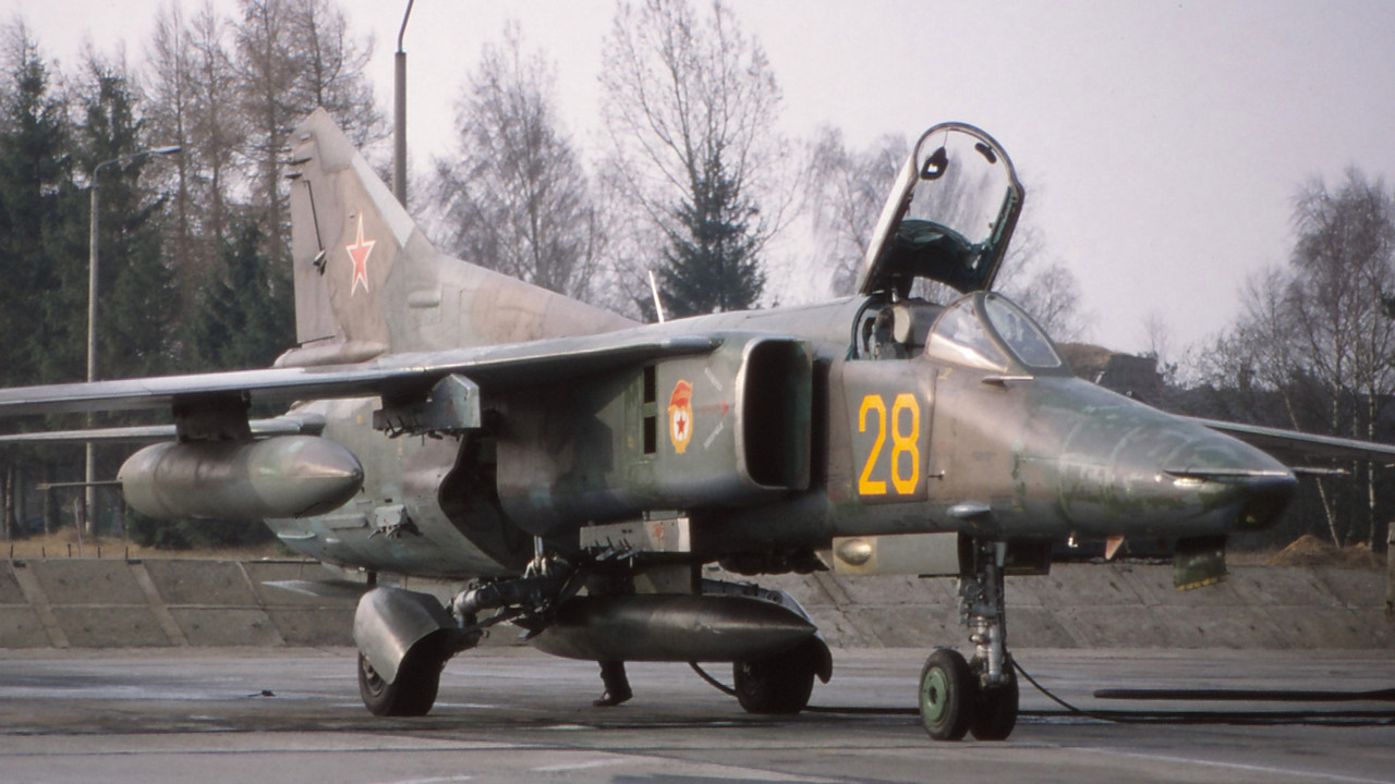 19 GvAPIB Mig-27D Yellow 28_61912560270