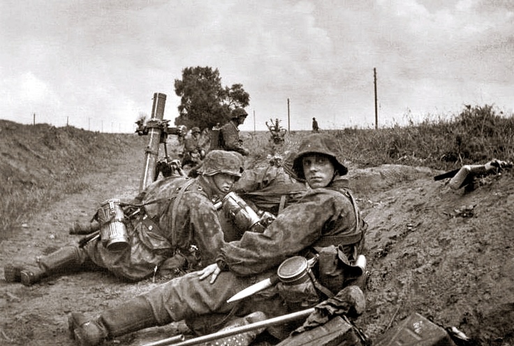 Una dotación de mortero de las Waffen-SS con su característica vestimenta de camuflaje