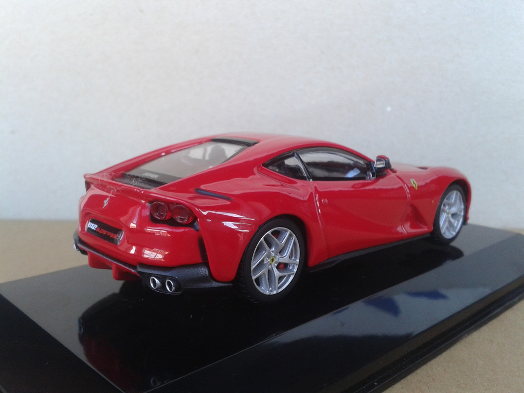 2017 Ferrari 812 Superfast (Leo Models – nº 8 Supercars Italia) (4)