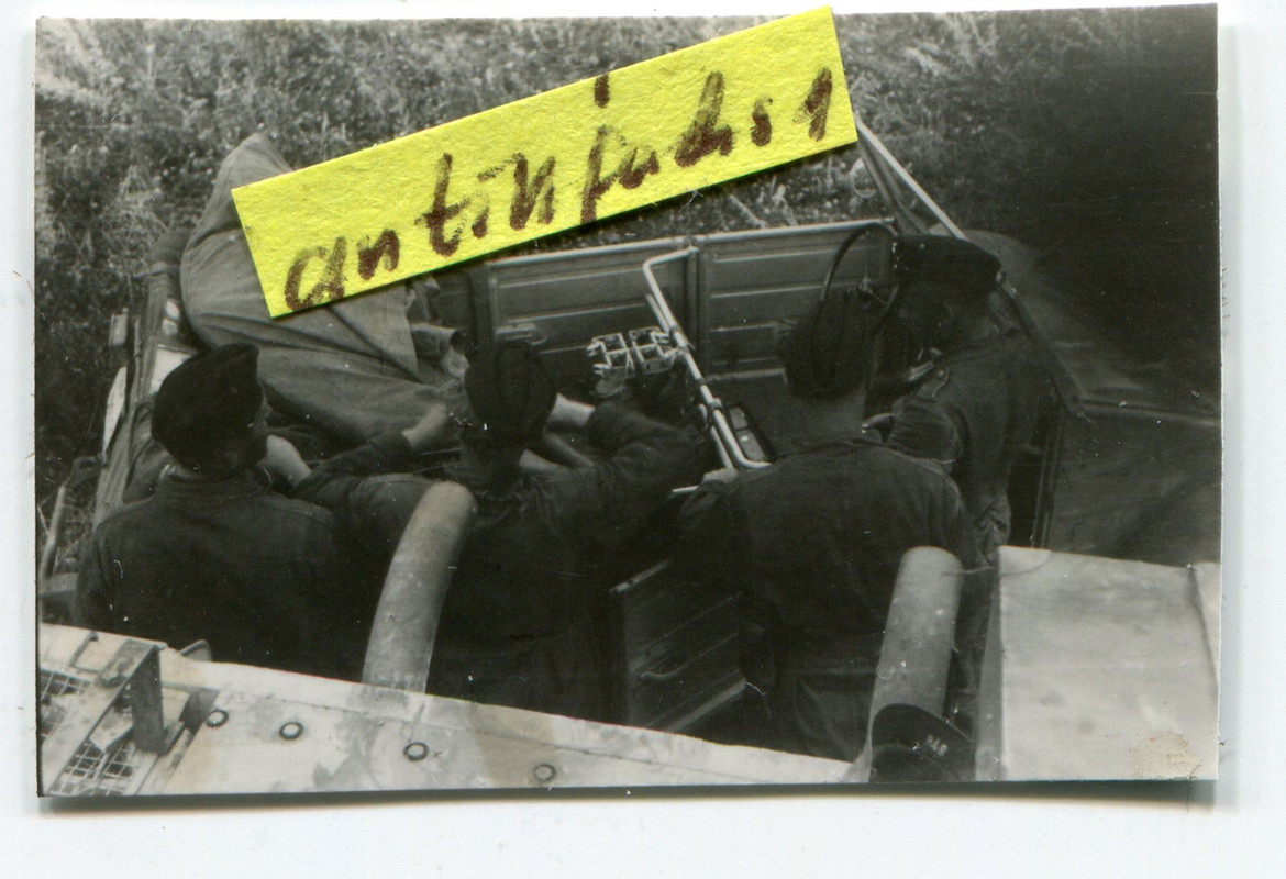 Deutscher Panzer V Panther und VW-Kübelwagen an der Front im 2.W