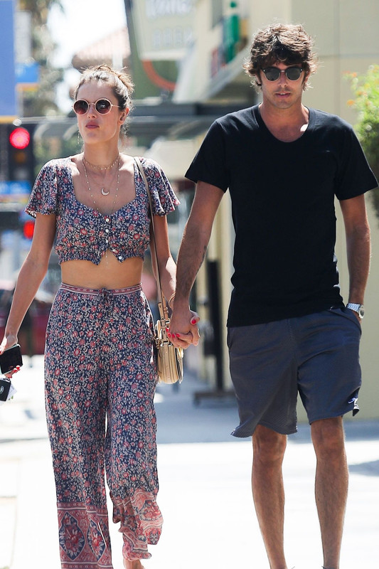 alessandra-ambrosio-and-nicolo-oddi-out-for-lunch-in-santa-monic