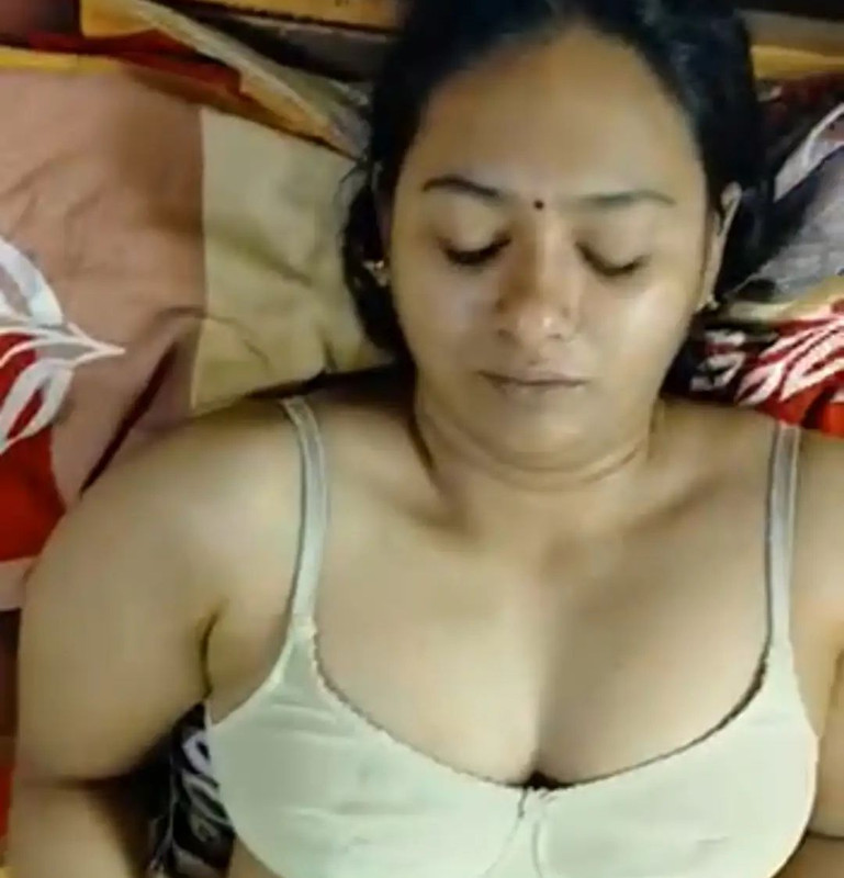 desi Bhabhi viral in bikini doing exercises on bed