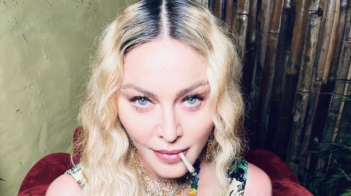 Madonna deja ver su trasero montada en el escritorio de Jimmy Fallon
