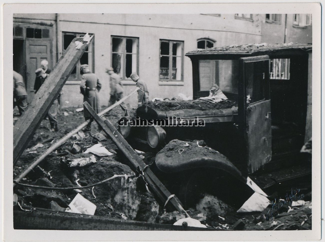 Orig. Foto zerstörte russ. Beute Lkw GAZ AA Gebä