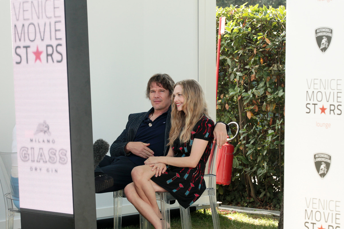 amanda-seyfried-movie-stars-lounge-venice-film-f