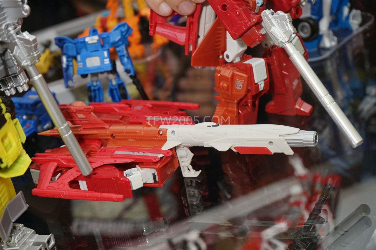 SDCC2015-Hasbro-Case-Transformers-Combiner-Wars-