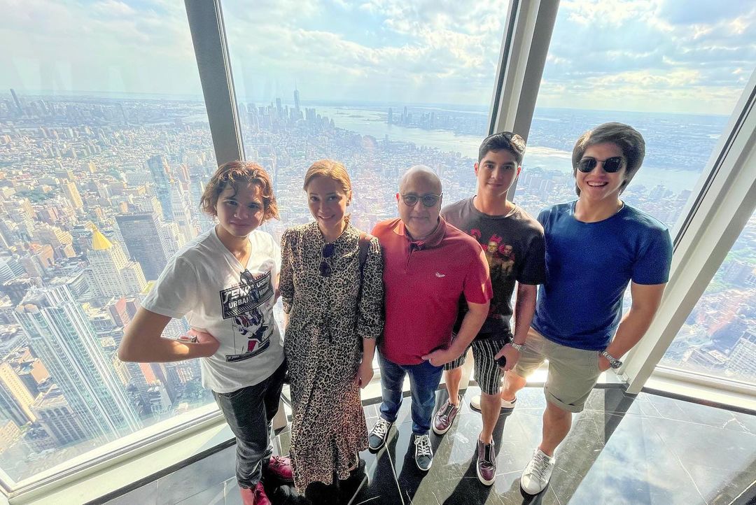 Momen seru liburan keluarga Maia Estianty dan Irwan Mussry saat berada di New York.