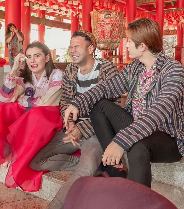 Angela Lee ketika syuting bersama Raffi Ahmad dan Lee Jeong Hoon.