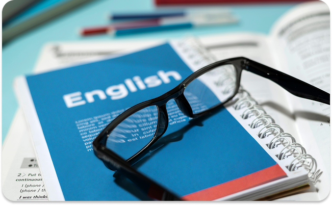 Cuaderno de inglés con lentes