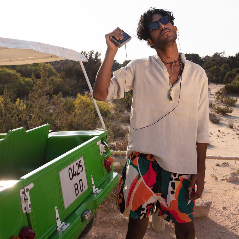 Akash Kumar volto di Formentera, la capsule beachwear firmata Y-E-S