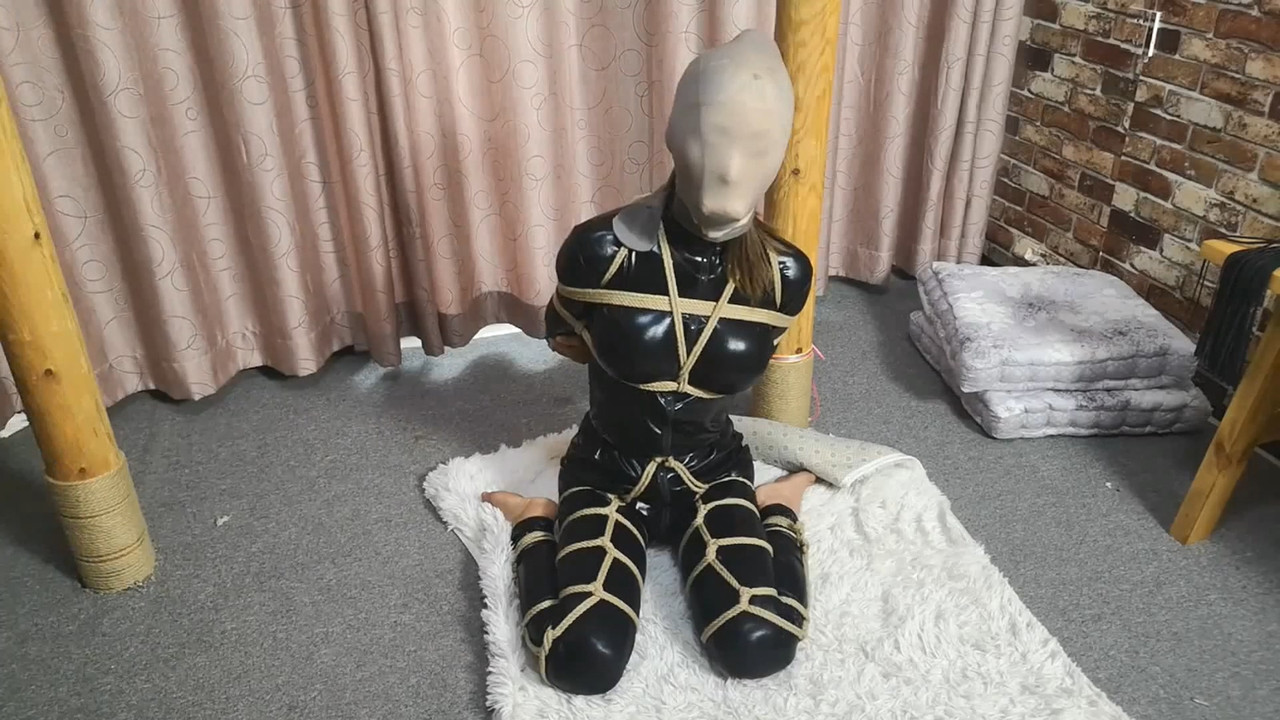 随心绳艺 雅思 胶衣女贼调教.mp4_20230516_185259.977