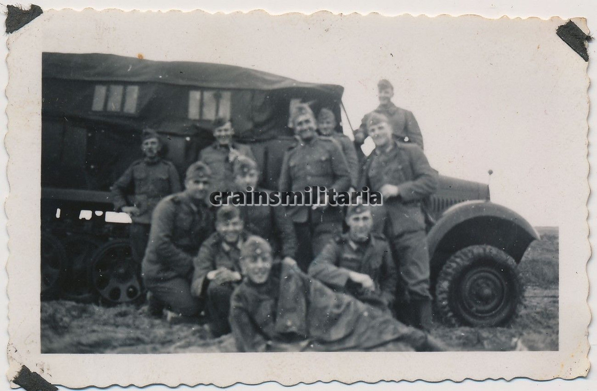 Orig. Foto Soldaten m. SdKfz 6-1 Halbkette in Dü