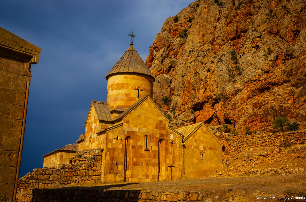 فرهنگ و زبان در ارمنستان - تصویر نمادین از ایروان و حروف ارمنی