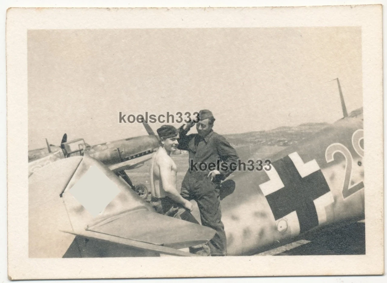 Foto Messerschmitt Bf 109 Flugzeuge vom Jagdgeschwader 27 auf Feldflugplatz