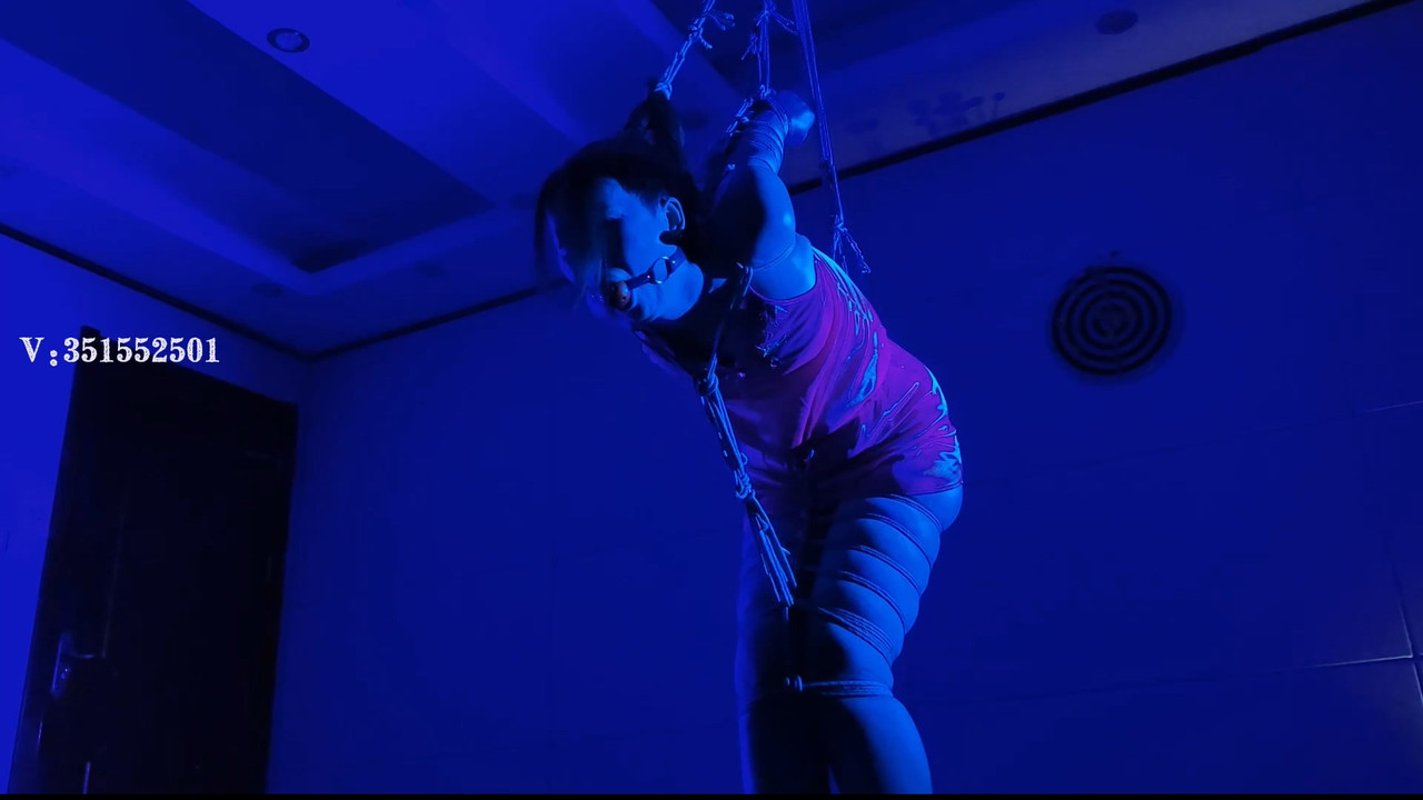 一绳所爱 孟芳极紧直臂弯腰悬吊.mp4_20241026_132325.069