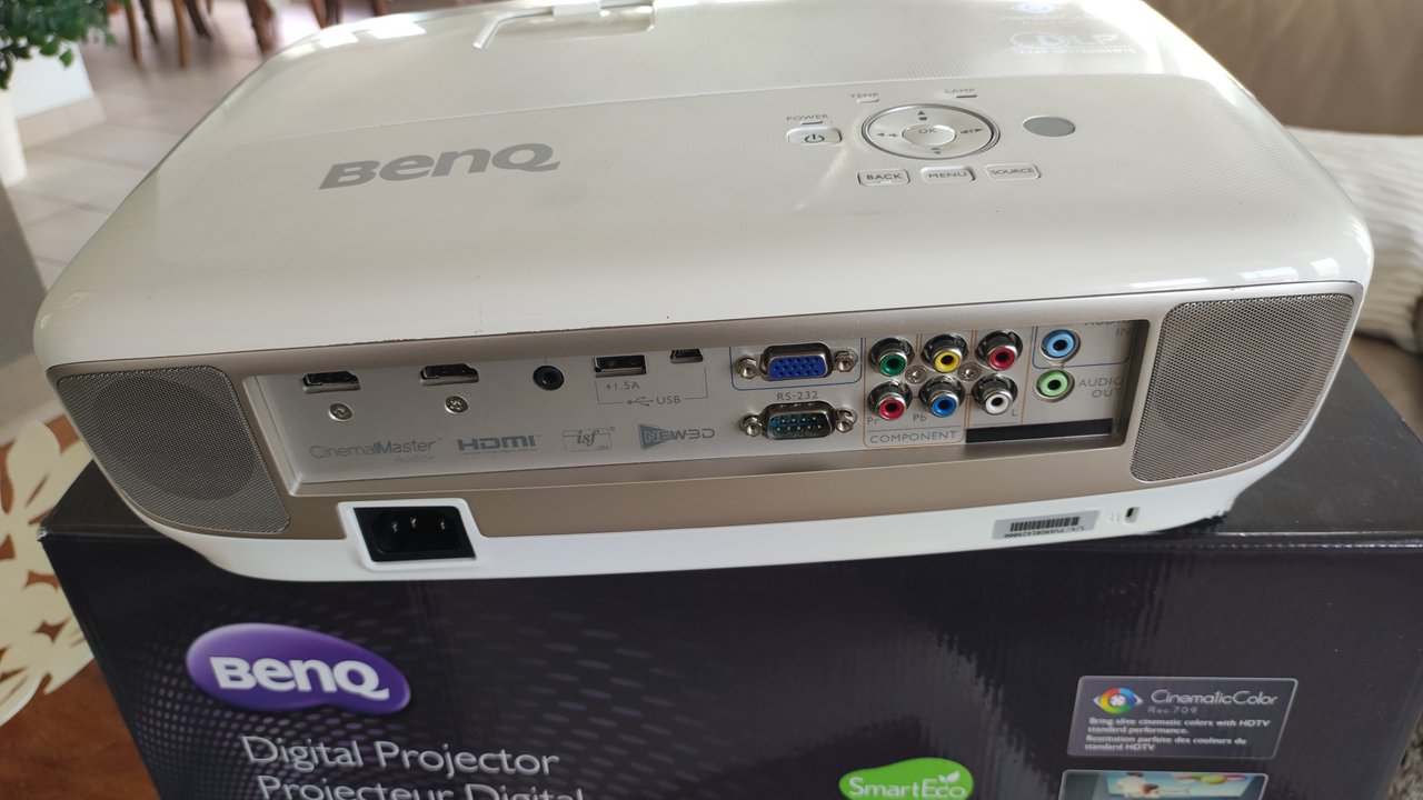 Vendu] Vidéoprojecteur Benq W2000 avec 2 lampes neuves + cable HDMI 10M 350  euros