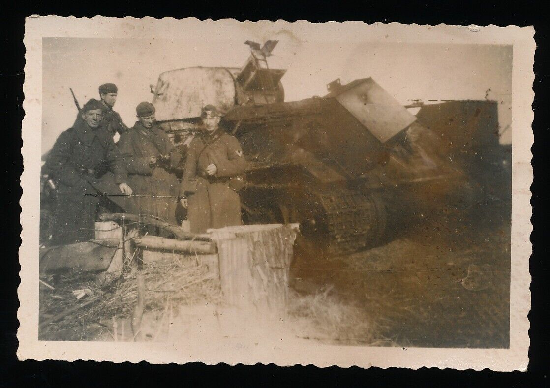 Foto - Deutsche Soldaten mit zerstörtem Panzer - 2.WK