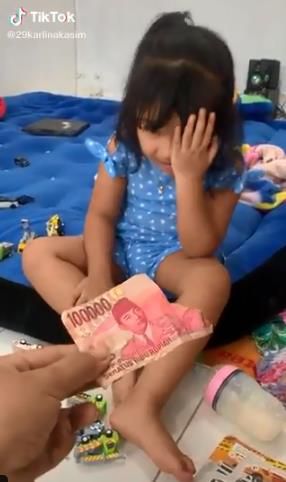  Chila menolak dan menangis disodori selembar uang seratus ribu.