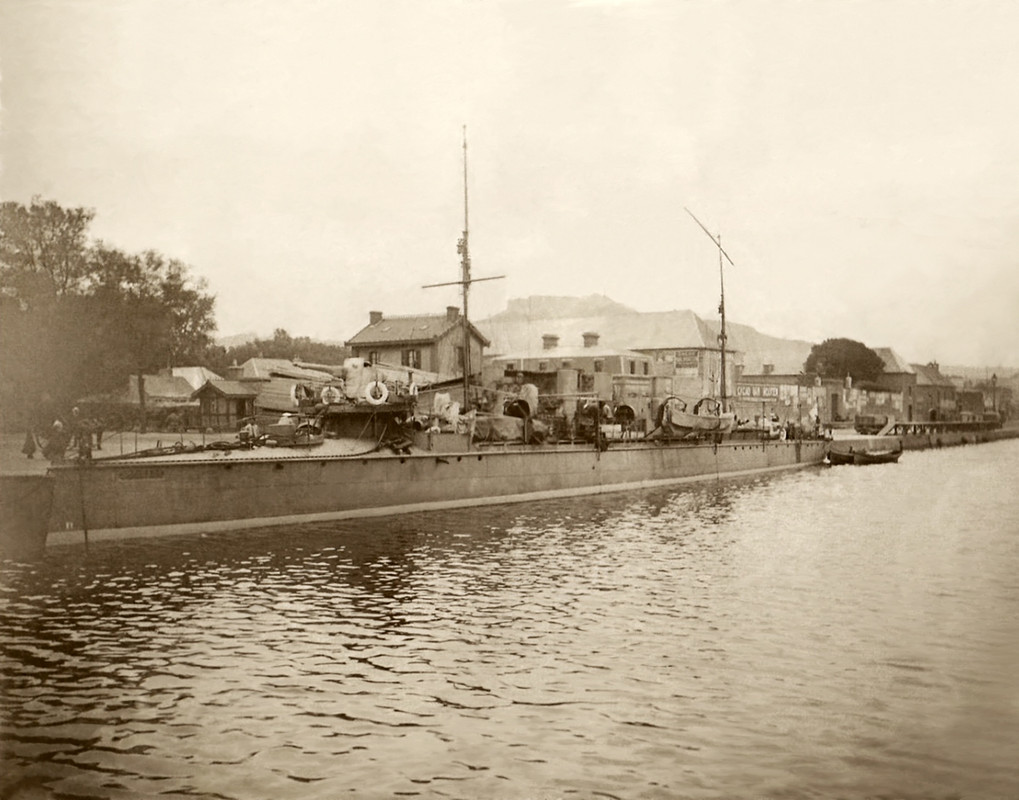 Миноносец типа Сокол в иностранном порту.