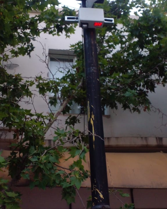 Vista Detallada del Equipo de Alarma y Cámara