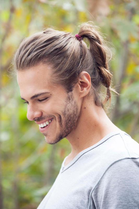 Cortes de cabello para hombres con cola de caballo